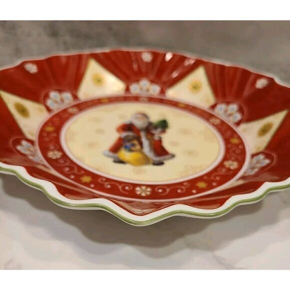 Villeroy & Boch 'Toy’s Fantasy' Santa w His Sack 9¾” x 1½" Scalloped Edge Bowl - Picture 6 of 8